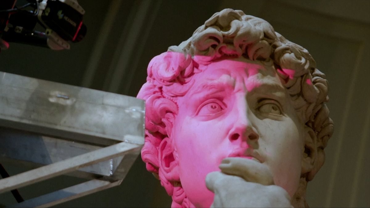 Přesný klon sochy Davida z 3D tiskárny teď potahují „kamennou kůží“